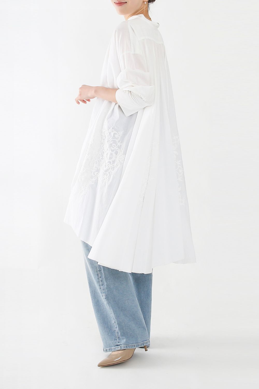 〔SEN0230〕エンブロイダリーバックフライシャツドレス ¥27,500（税込）